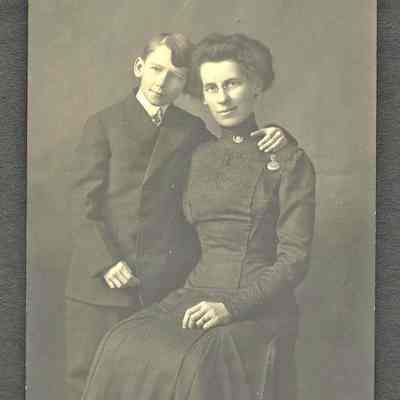 MF-LA-0056.JPG: Mrs Wosa and son Clemence, 1910 Michigan City, Indiana