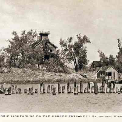 BB-pc-LighthouseOldHarbor.jpg 439KB See box 31 envelope 95-105-16. circa 1942-1950
