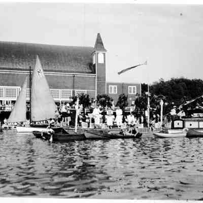 95 84 17 Regatta .jpg 830KB: In front of Big Pavilion. Original in box 31, envelope 95-84-17
