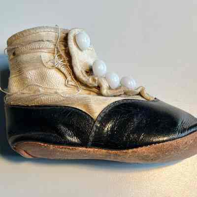 Shoe, baby bonnet
