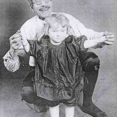 RG-grdauMarionc1924-cr.JPG 409KB: from granddaughter Marion Britz
