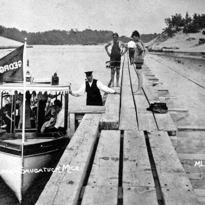The Georgie R with a load between the piers ca 1910: vessel Georgie R ca 1910