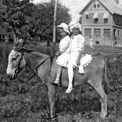 HMGirlsOnDynamite.jpg 674KB: Near Simonson Studio #2 on Water Street