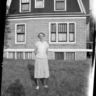 001.jpg 218KB: Possibly related to the negatives, this digital scan of image "donated 8-18-01" in folder titled "Ted Kimble donated" on a CD belonging to James Schmiechien.