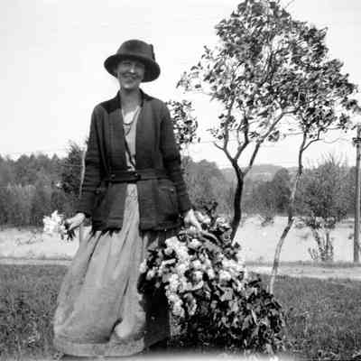 ukn008.jpg 205KB: Possibly related to the negatives, this digital scan of image "donated 8-18-01" in folder titled "Ted Kimble donated" on a CD belonging to James Schmiechien.