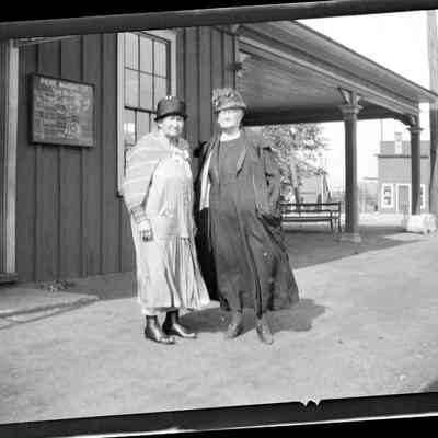 unk005.jpg 189KB Clerana Billings at left: Possibly related to the negatives, this digital scan of image "donated 8-18-01" in folder titled "Ted Kimble donated" on a CD belonging to James Schmiechien.
