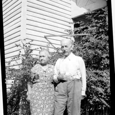 unk007.jpg: Possibly related to the negatives, this digital scan of image "donated 8-18-01" in folder titled "Ted Kimble donated" on a CD belonging to James Schmiechien.