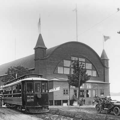 Interurban brings passengers to Big Pavilion: Pavilion+interurban+car