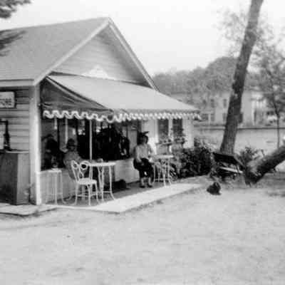 FerryStorePump.jpg 143KB: with Shell gas pump