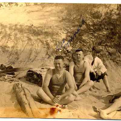 89-1-136 G.Maynard & Friends.jpg 4.8MB: Geo George Manard - four men on the beach