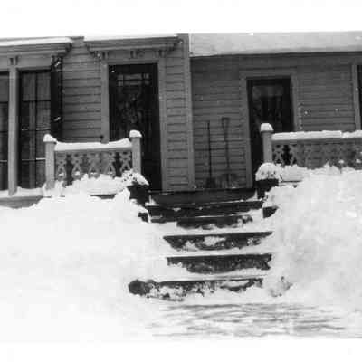 95-28-1k_DC_Putnam_house_before_porch.jpg 151KB