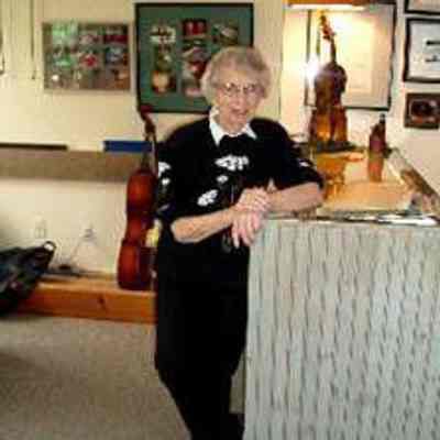 image005.png 162KB: Marilyn Van Leer in Holland shop