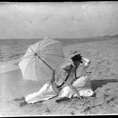 2_girls_Lk_Mich_beach.jpg 465KB: Erik Peterson - Digital file on Jack Sheridan Drive 2021.72.02