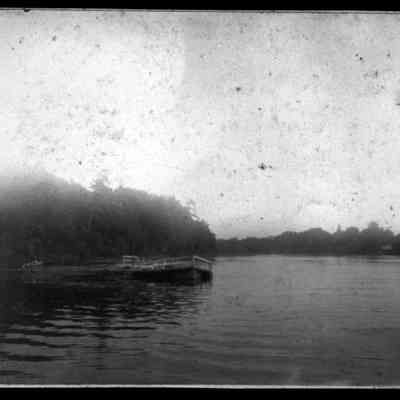 Wreck_in_river_ca_1900.jpg 386KN: wreck in river