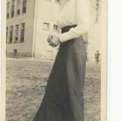 Barr-1915-Lady-SaugHS.JPG 117KB: Saugatuck High School in background