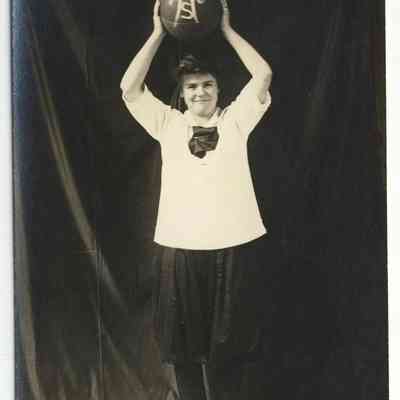 Barr-GirlBasketballPlayer-SHS.JPG 106KB: Basketball 1916?