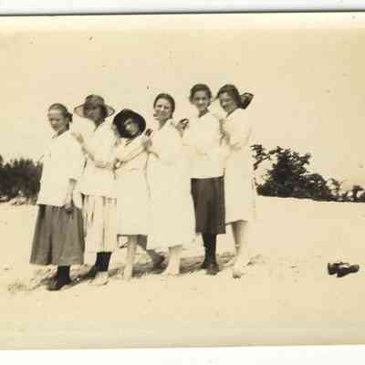 Barr-GirlsOnMtBaldhead-Jul24-1917-1.JPG 64KB