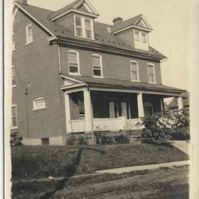 Barr-GustavseinHauss.JPG 104KB