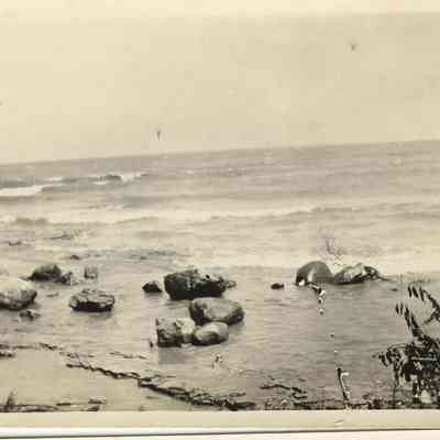 Barr-RocksOnBeach-July1923.JPG 123KB