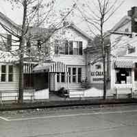          Metzger Building at 134 Mason St. as Jann's Guest House and 'Round the Corner Ice Cream at 132 Mason Street
   