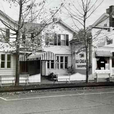 Metzger Building at 134 Mason St. as Jann's Guest House and 'Round the Corner Ice Cream at 132 Mason Street