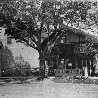 96-105-7_East_side_Butler.jpg 471KB: LEFT TO RIGHT: Roche Building, Busy Bee, Art store [note by James T. Faasen]