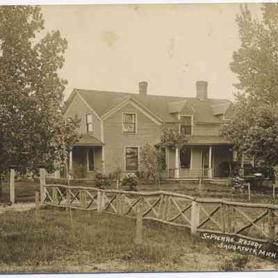 JonesHouse.jpg 961KB: St. Pierre Resort, Saugatuck, Mich.