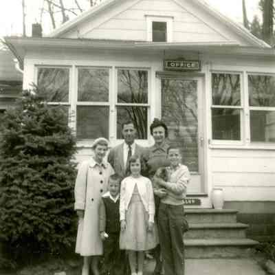 Van_Dis_family_ca_1955.jpg