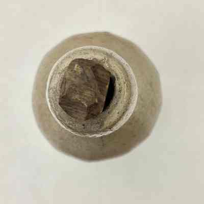 top view: The stopper does not completely fill neck of bottle.