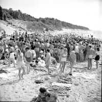          Oval Beach crowds 1949 picture number 2
   