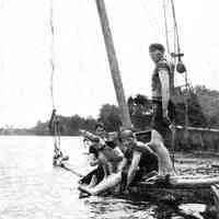          Wreck_of_the_Condor_1904_tu.jpg 604KB; Wreck of the Condor at Shriver's Bend ca 1904
Left Bob Moore and dog Puff
Middle M. Edgcomb
Right H. Hirner
   