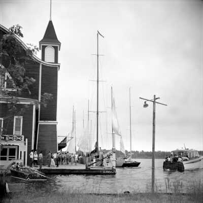565 19/18	Saugatuck - yachts	1955	Yachts docking at Big Pavilion: a565B.jpg 2.1MB