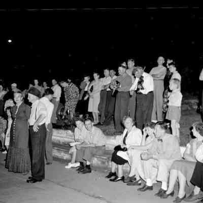 141Crowd.jpg 141KB