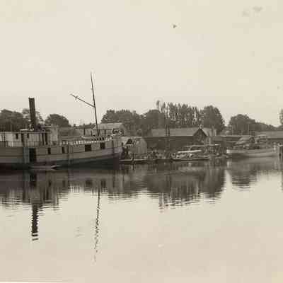 CWPC-0118SaugatuckDocks.JPG 158KB: steam ship freighter and other boats along water street