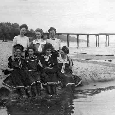 51Pier Cove beach & women.jpg 347KB