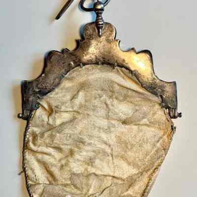 back, no decoration on the clasp