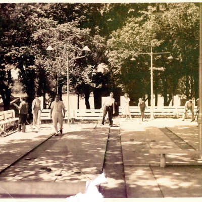 Shuffleboard ca 1938: 3 MB from Rob Carey CDs. possibly not a Simmons photo