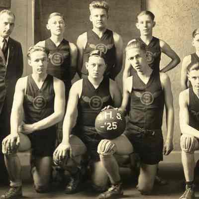 Martin-SHS1925-BasketballTeam-MartinWithBall.jpg 191KB