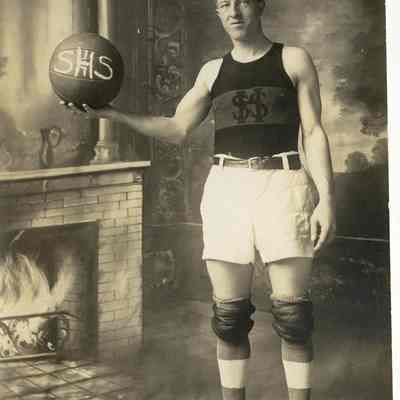 BB-SHSBasketballPlayer-1917-ATill.jpg 186KB