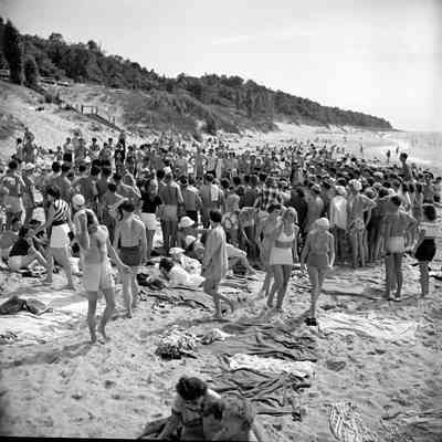 a004 crowd oval.jpg 3.9MB