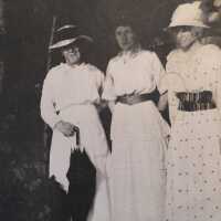          Hattie (Smalley) Veits and friends picture number 2
   