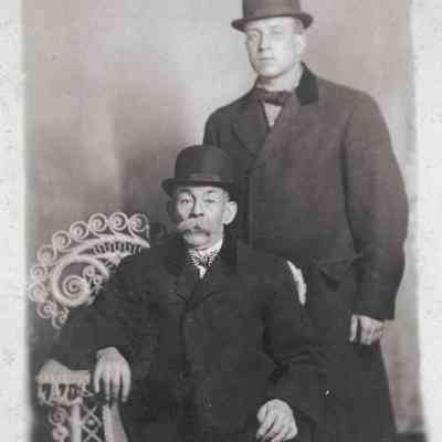 Grandpa Smalley Ed Force.jpg 480KB: Another version of the same style chair, possibly painted