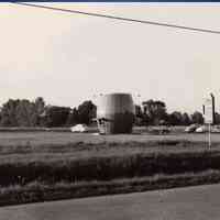          This seems to also be a first year photo of the Barrel, as there is no one room cottage visible. You can also see the roadside sign of a frosted glass mug filled with a nice cold foamed top root beer.
   
