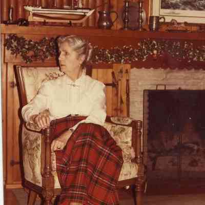 Mann0039-LornaInLR.JPG 188KB