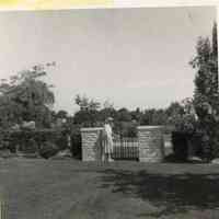          Mann0055c1952LornaAtGate.JPG 95KB
   