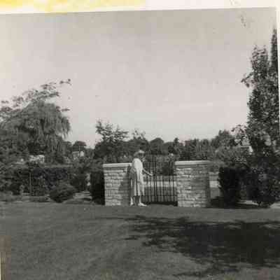 Mann0055c1952LornaAtGate.JPG 95KB