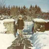          Mann0092-LornaAtGateFeb76.JPG 133KB
   