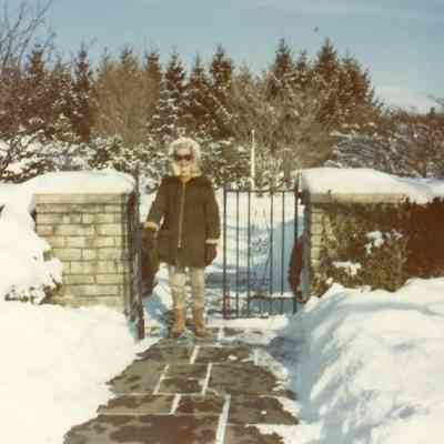Mann0092-LornaAtGateFeb76.JPG 133KB