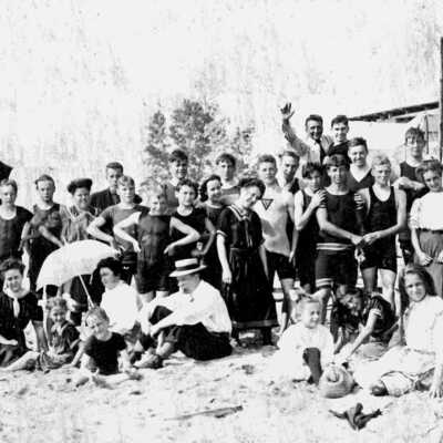 Bath house crowd poses ca 1900: _Beach_crowd_ca_1900