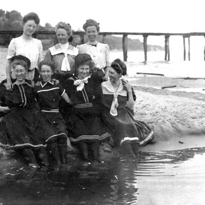 LO34 Women on beach tu.jpg 523KB